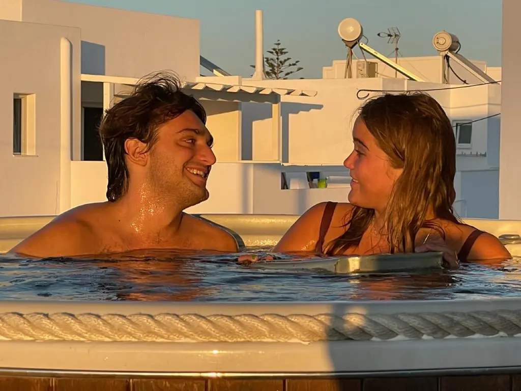 White Pebble Suites & Spa
