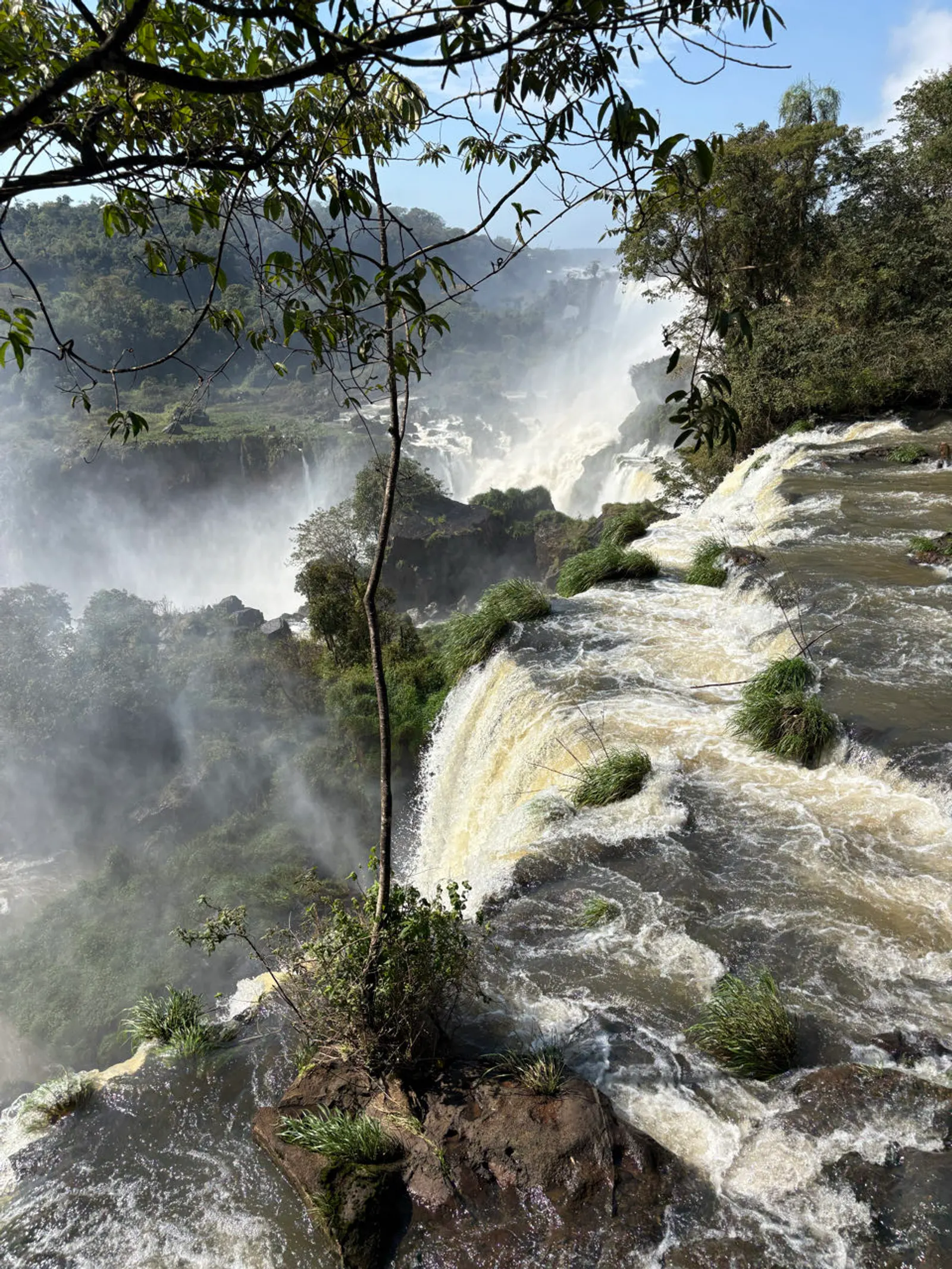 Kolkende waterval van Iguazú omringd door groene jungle