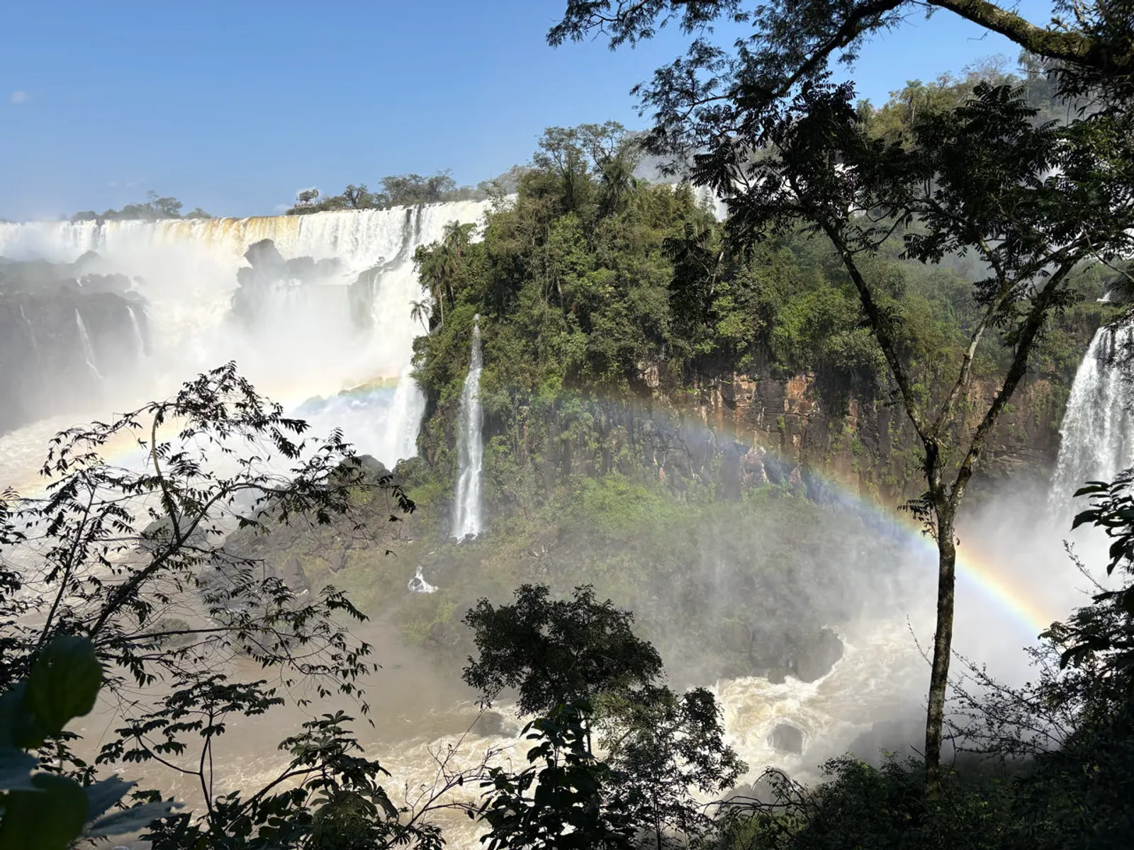 Nevel boven de watervallen van Iguazú onder een blauwe lucht