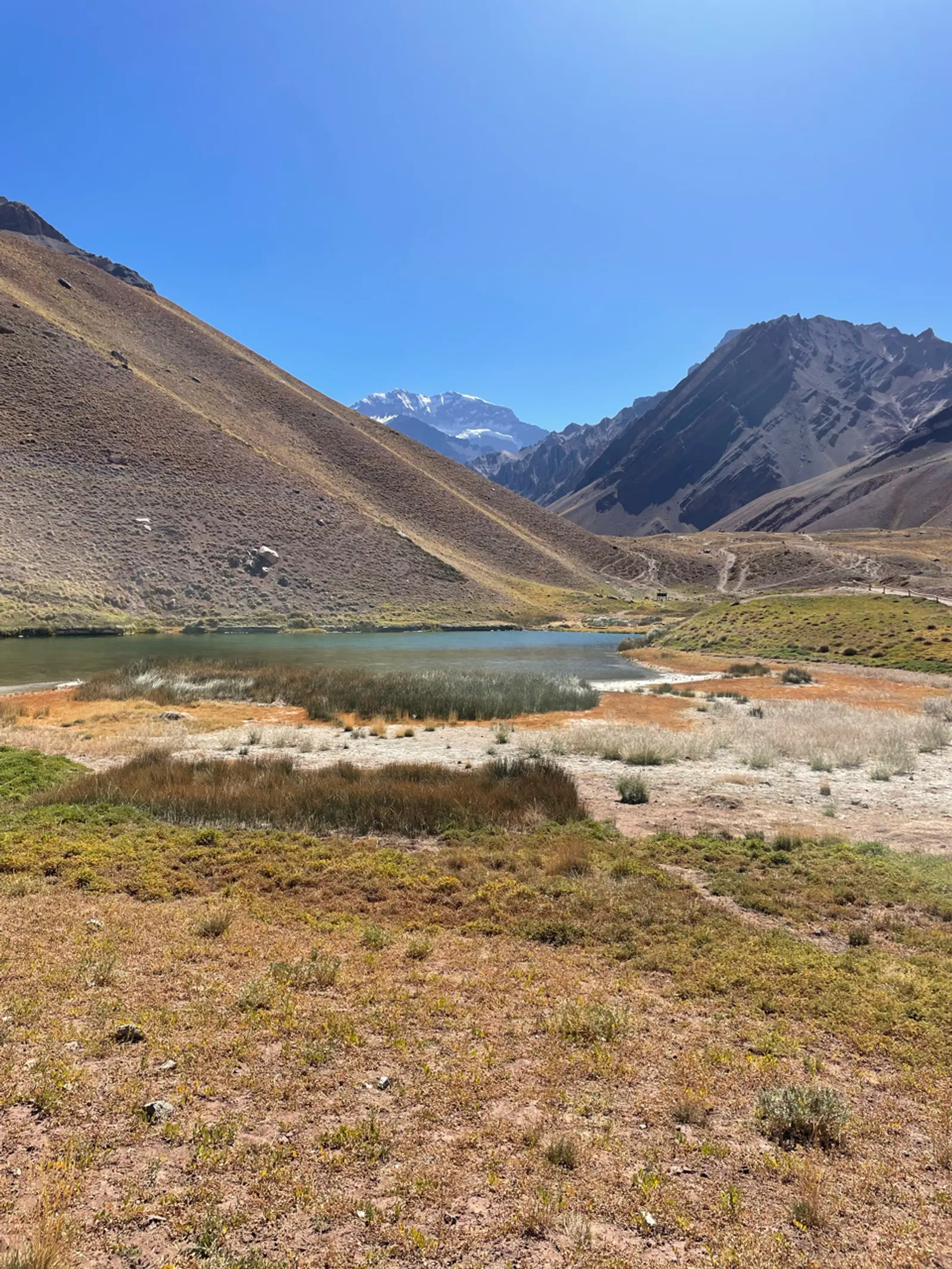 Blauwe berglaguna aan de voet van de Aconcagua in de Argentijnse Andes