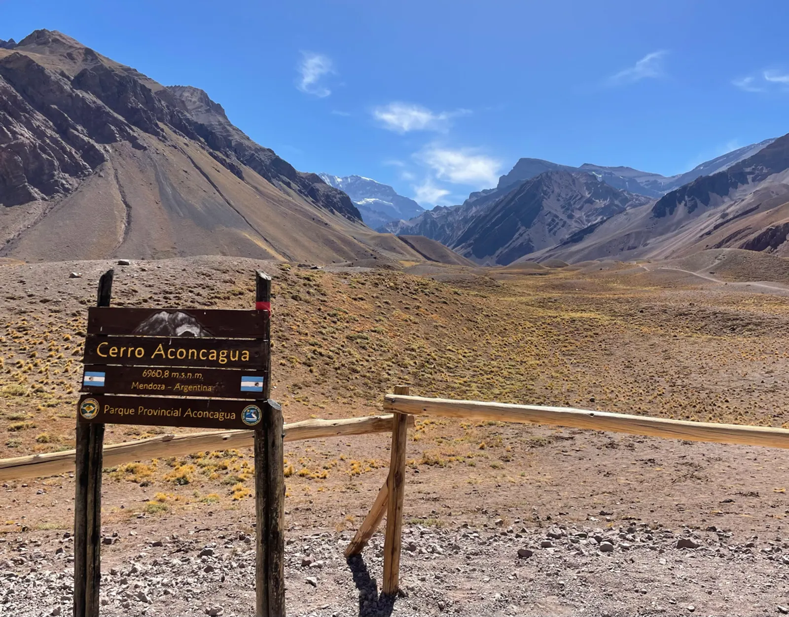 Houten bordje van Cerro Aconcagua in een dorre bergvallei