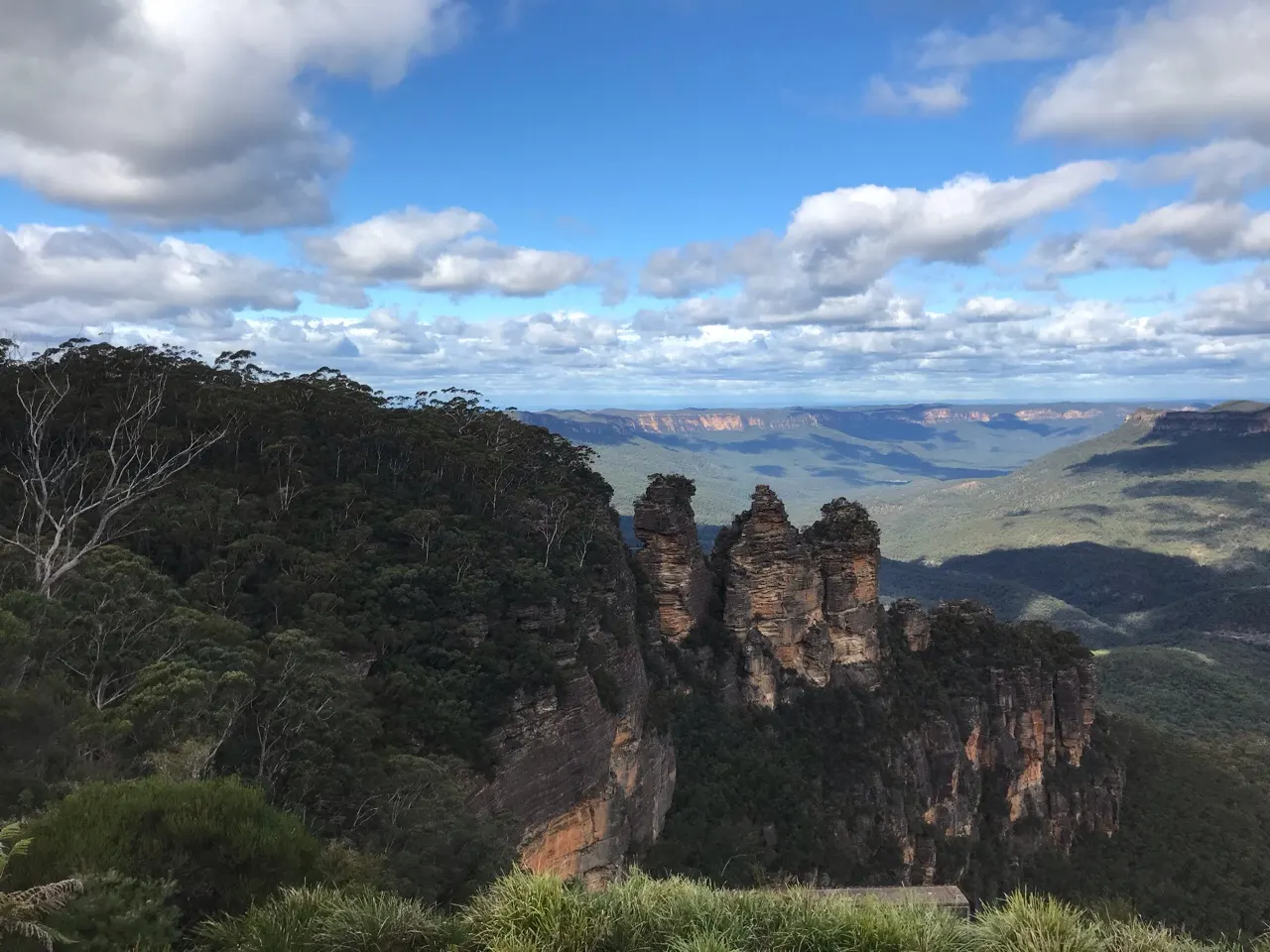 De Three Sisters in de Blue Mountains onder een blauwe lucht