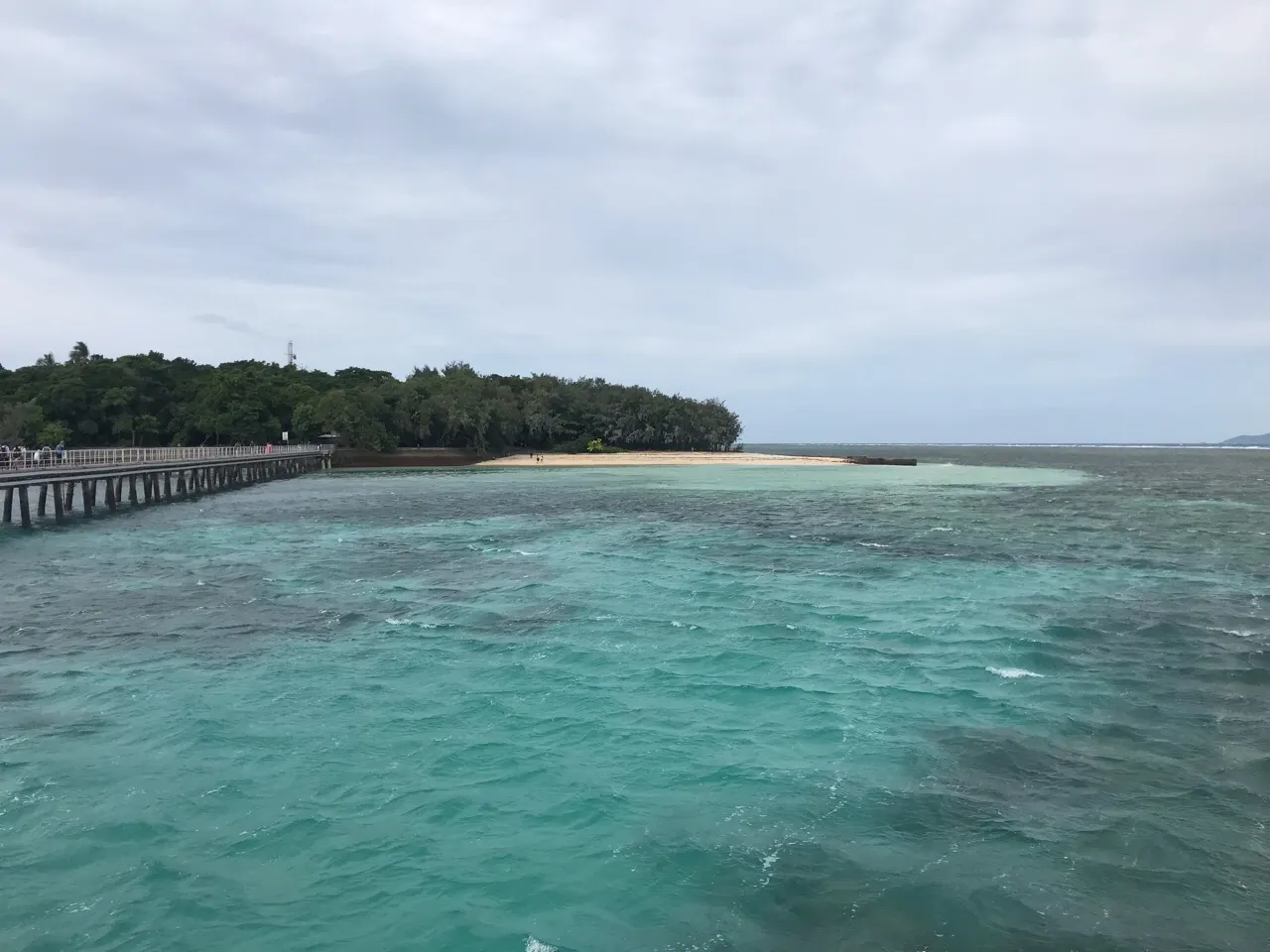 Het turquoise water boven het rif bij Green Island in de buurt van Cairns