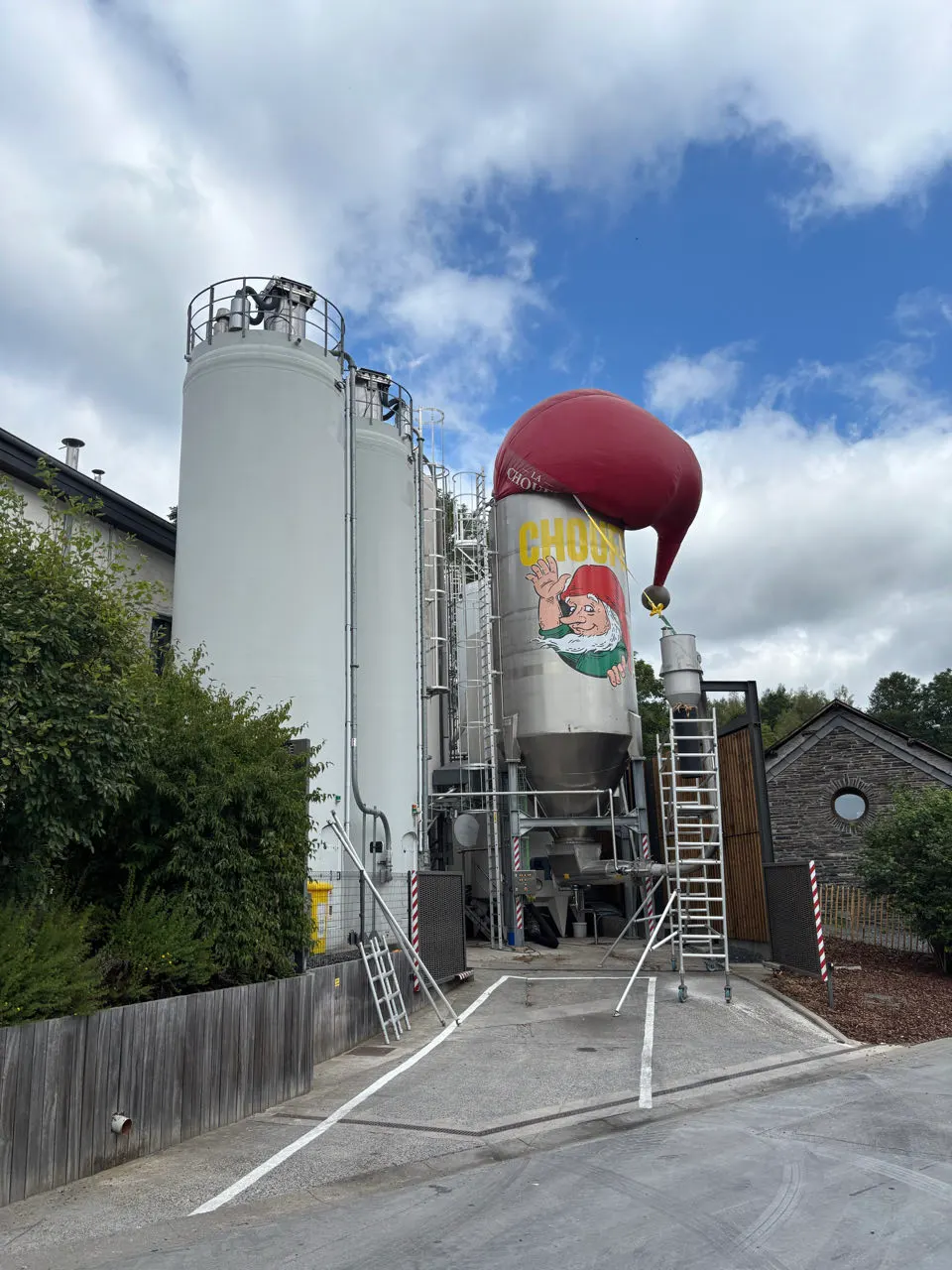 De brouwtanks van de brouwerij van Achouffe met de rode ballon erboven