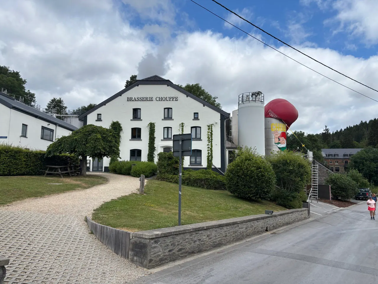 Het witte gebouw van de brouwerij van Achouffe in de Ardennen