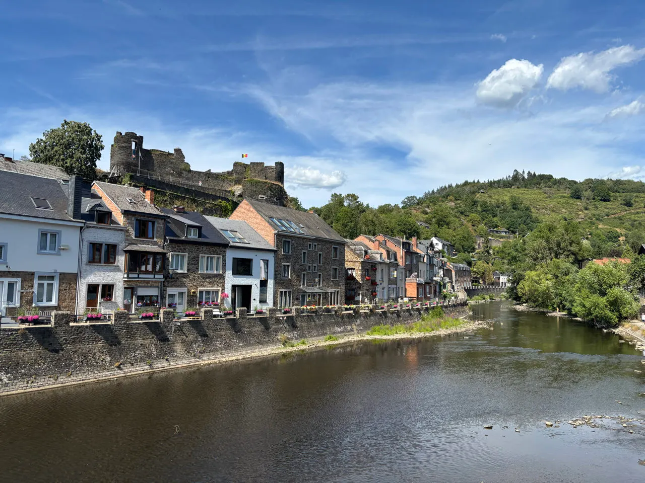 Het stadje La Roche-en-Ardenne aan de rivier de Ourthe met de kasteelruïne op de heuvel
