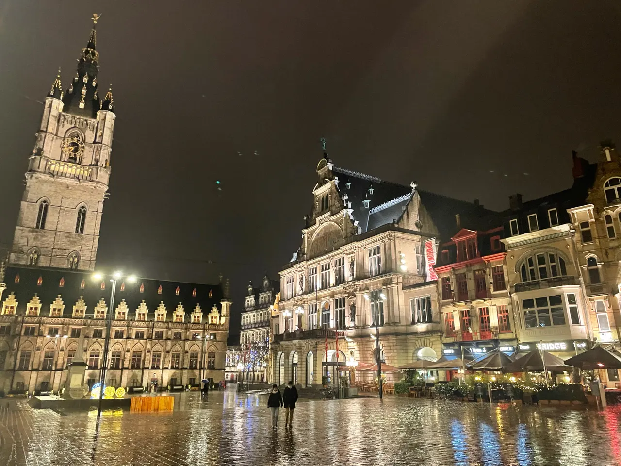 Het verlichte historische centrum van Gent met het Belfort en oude gevels in de avond