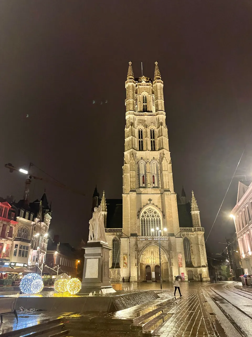 De verlichte Sint-Baafskathedraal van Gent in de avond met kerstverlichting