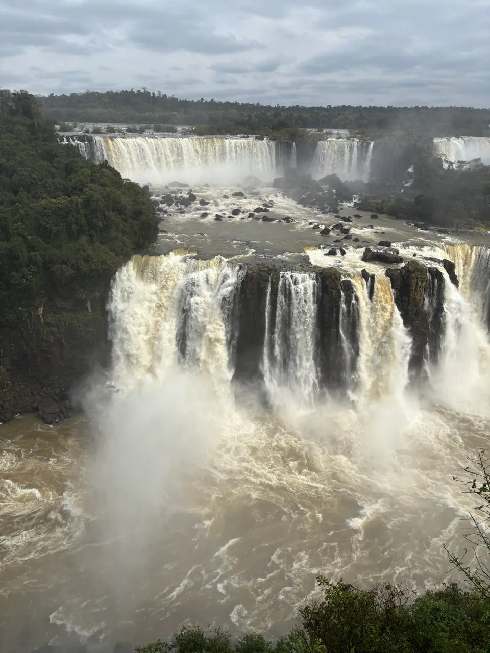 Meerdere watervallen van Iguaçu naast elkaar vanaf de Braziliaanse kant