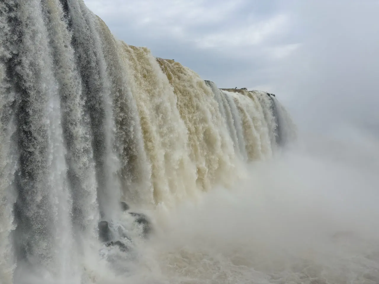 Close-up van een van de kolkende watervallen van Iguaçu