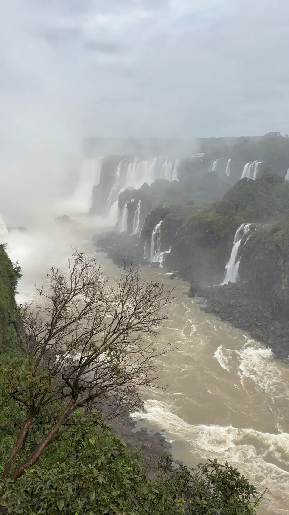 Watervallen van Iguaçu met opstijgende nevel boven de rivier
