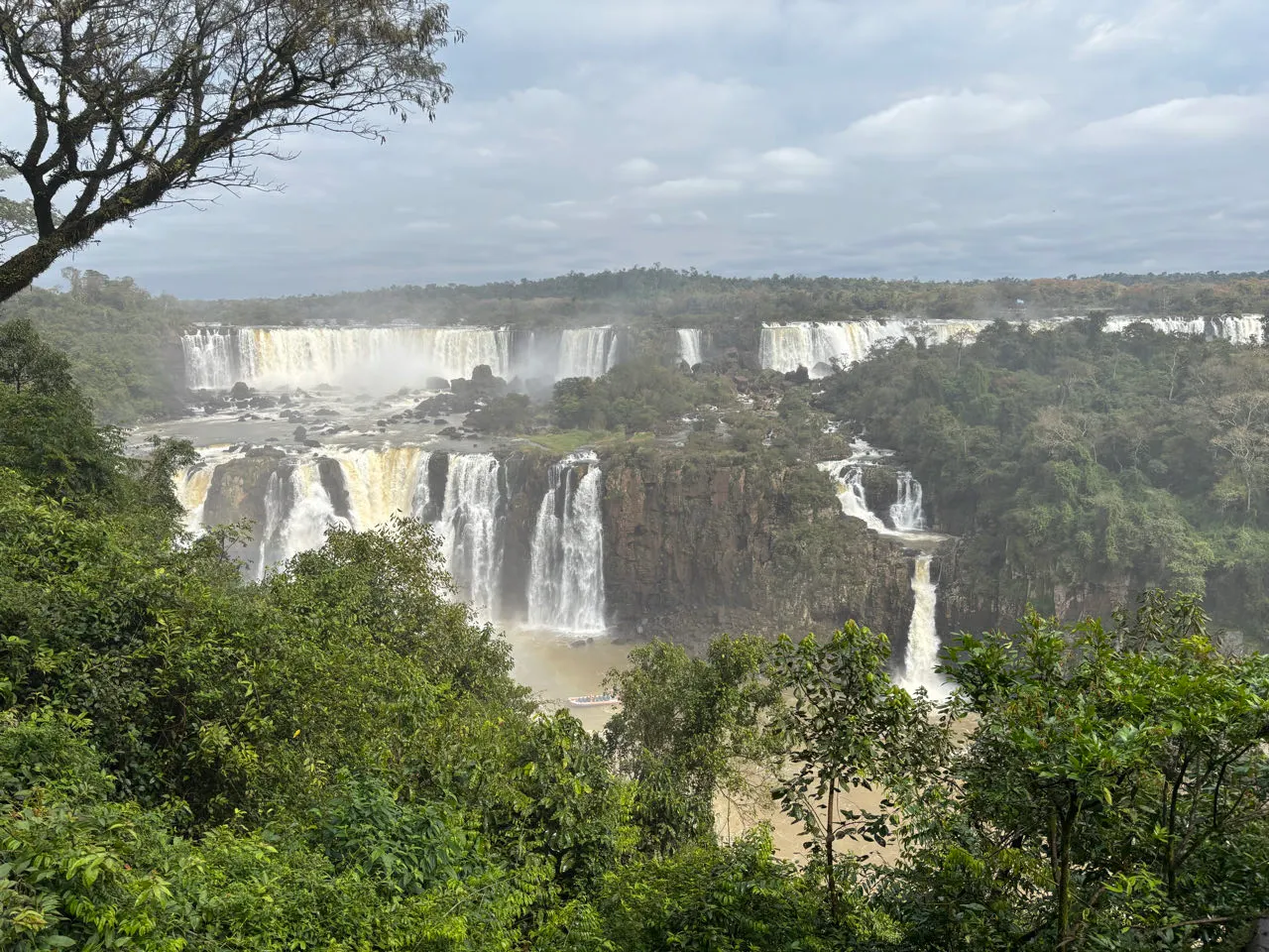Overzicht van de watervallen van Iguaçu met groen regenwoud eromheen