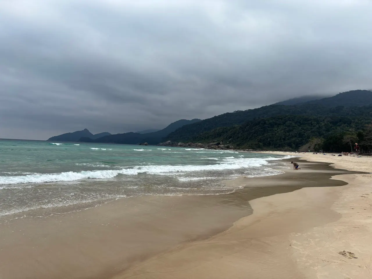 Het hagelwitte Praia Lopes Mendes op Ilha Grande met heldere golven