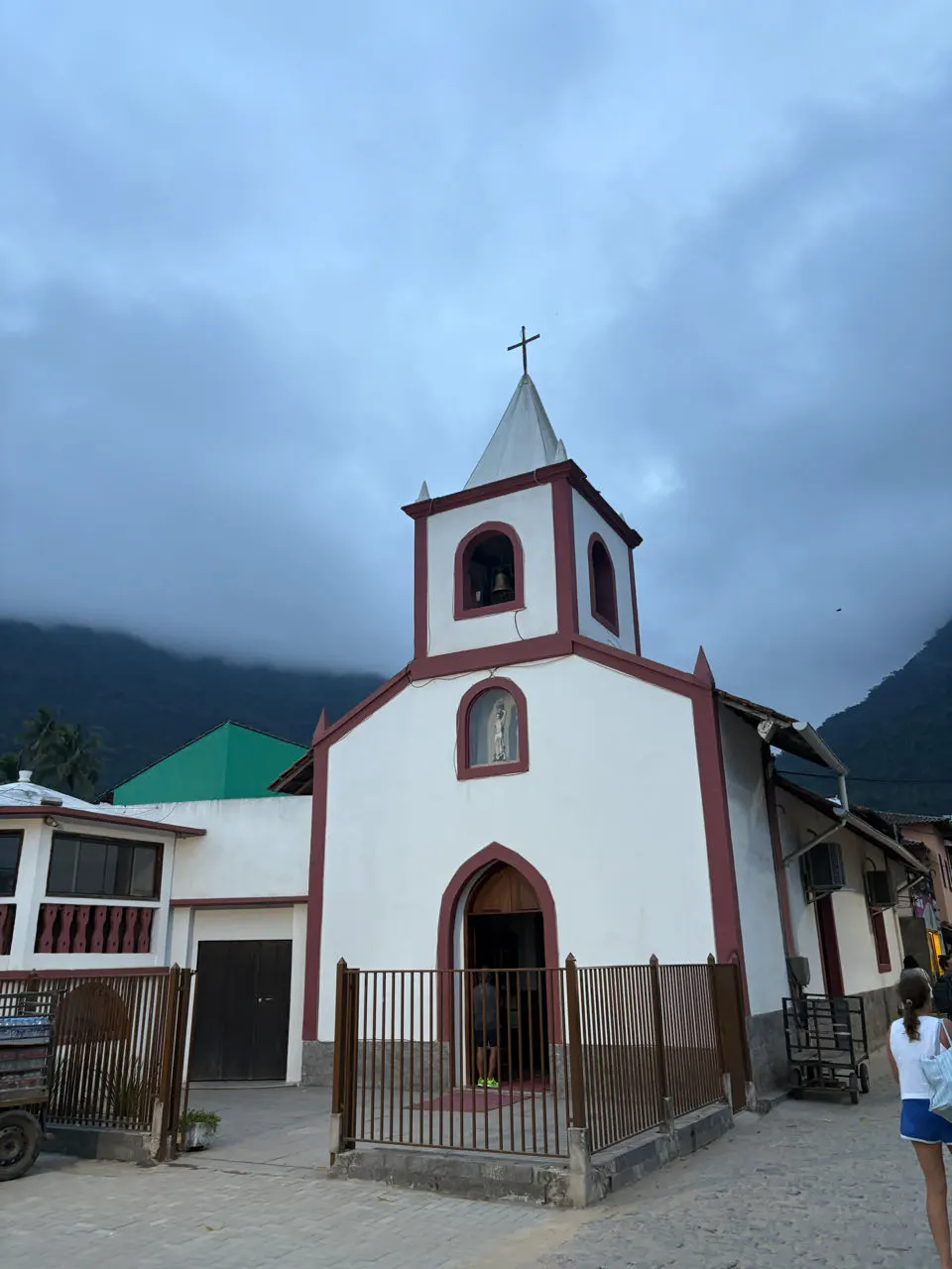 Een witte kerk met bergen op de achtergrond in het dorp op Ilha Grande