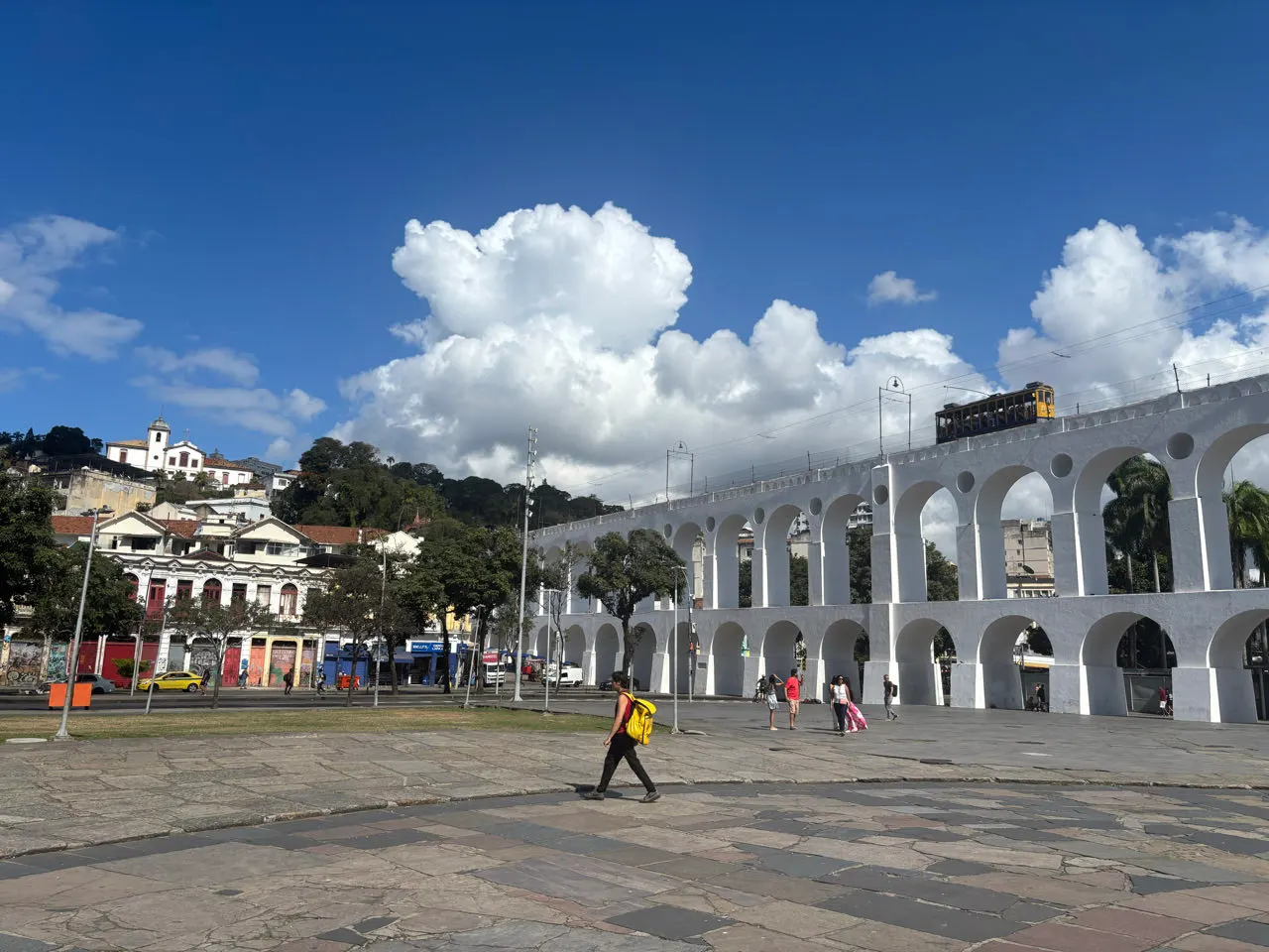 De witte bogen van de Arcos da Lapa onder een blauwe lucht in Rio