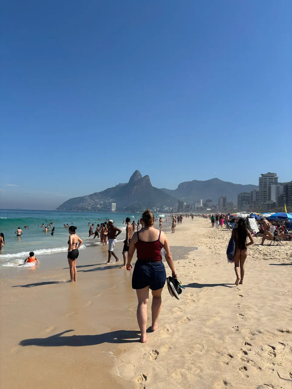 Het strand van Copacabana met op de achtergrond de Dois Irmãos rotsen