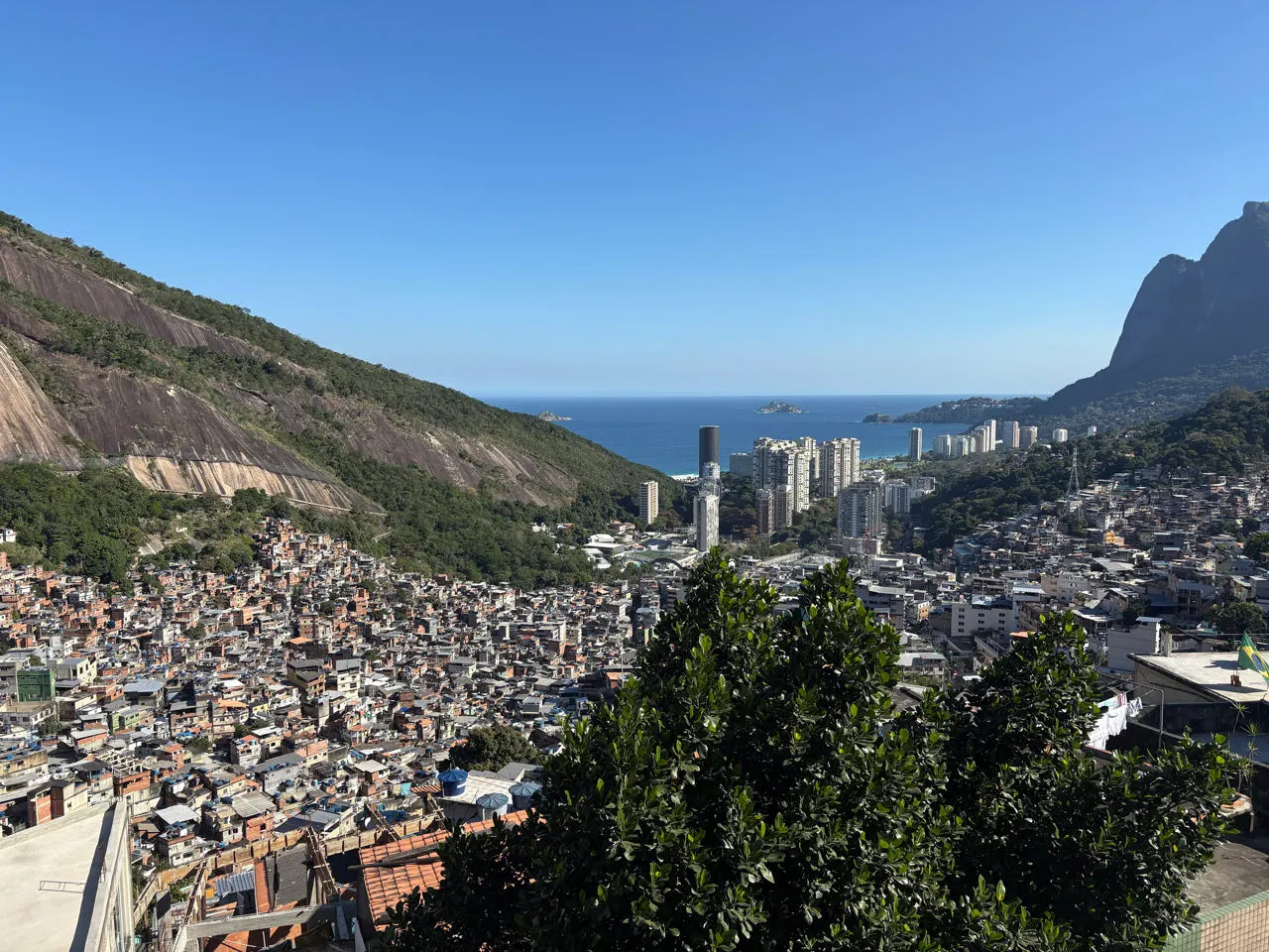 Uitzicht over de enorme favela Rocinha tegen de berg in Rio de Janeiro