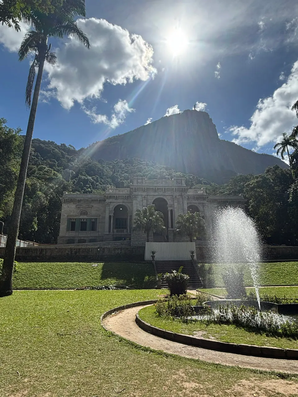 De fontein van Parque Lage met de Corcovado en Cristo Redentor op de achtergrond