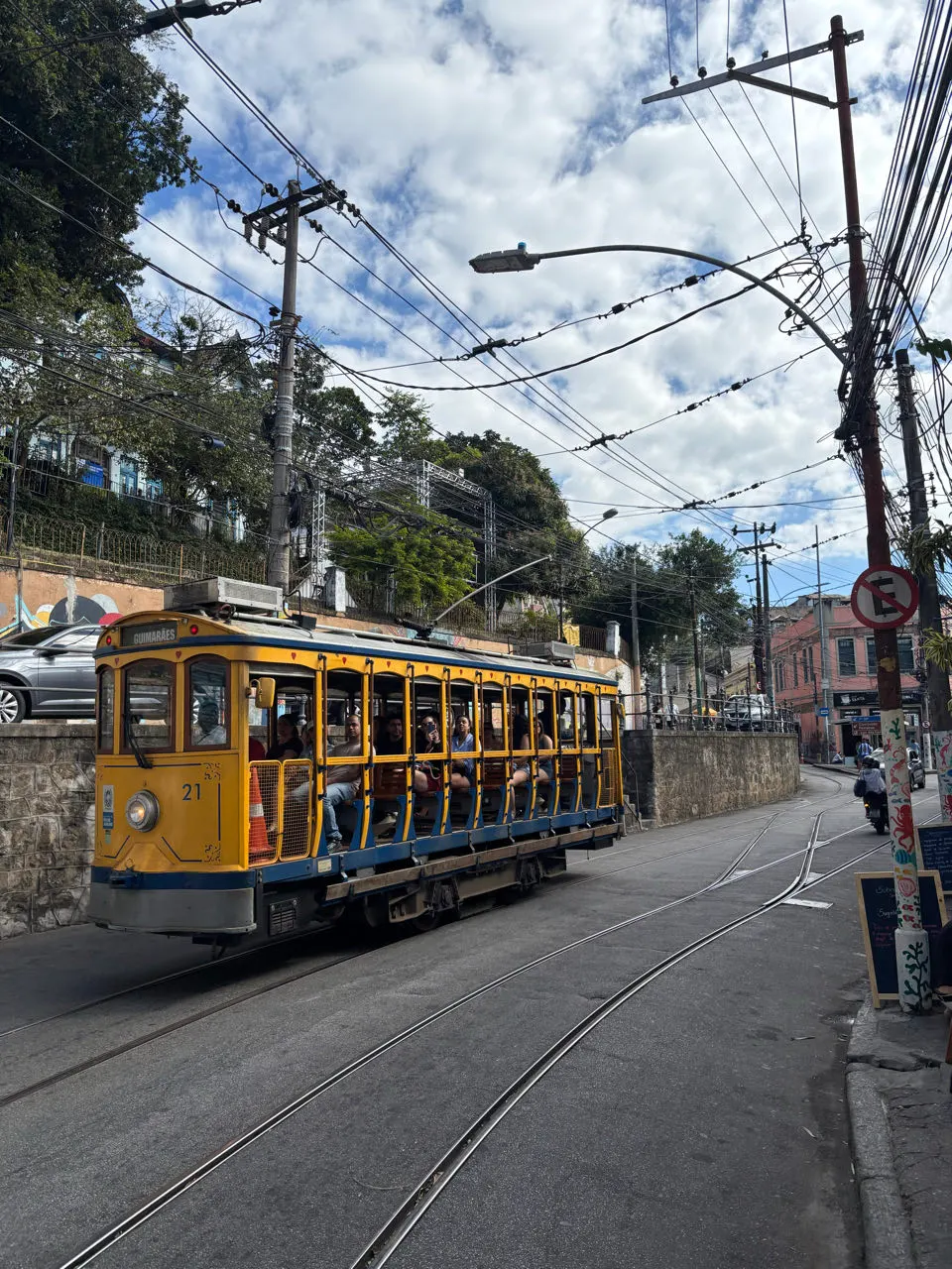 De gele historische tram in de wijk Santa Teresa in Rio de Janeiro