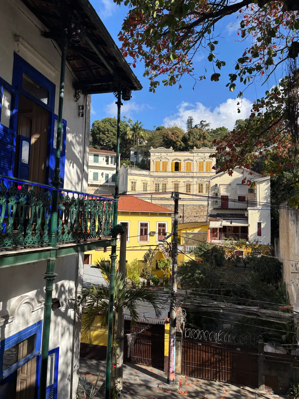 Kleurrijke huizen op een heuvel in de wijk Santa Teresa in Rio