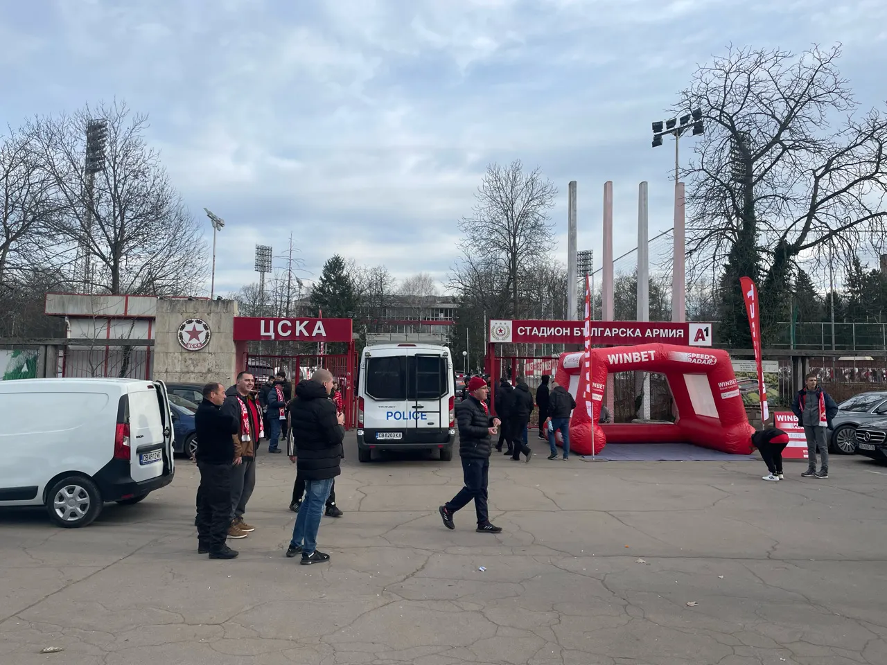De buitenkant van het CSKA Sofia-stadion met supporters ervoor