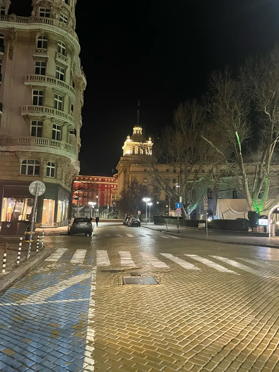 Een verlichte boulevard in het centrum van Sofia in de avond
