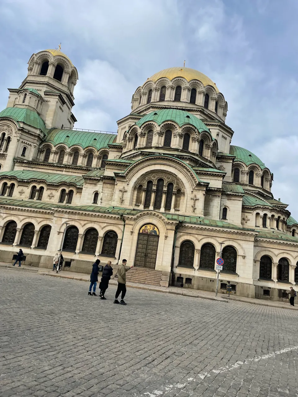 De Sint-Aleksandar Nevski-kathedraal met haar gouden koepels in het centrum van Sofia