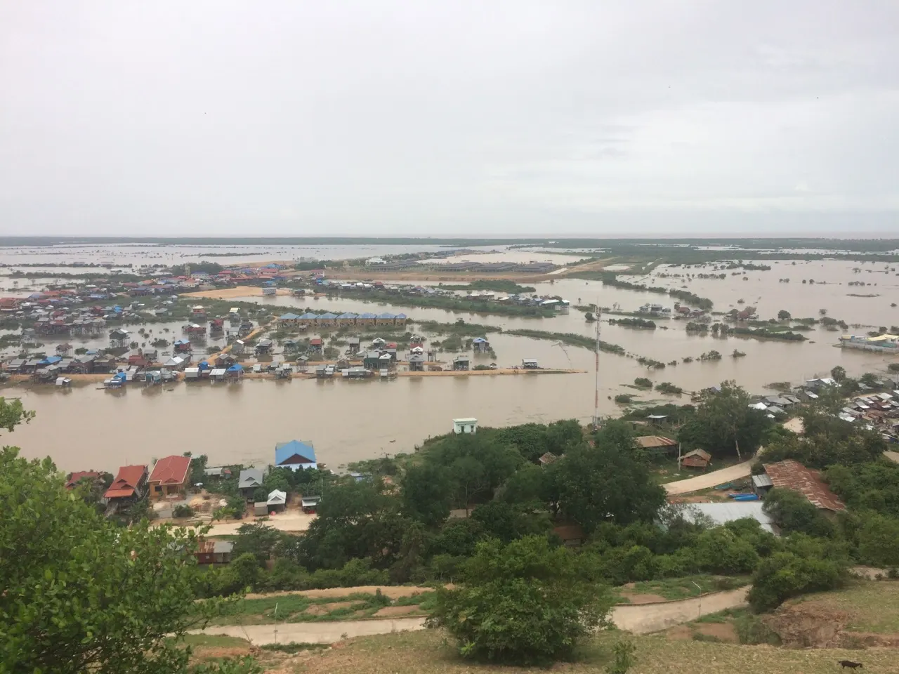 Overzicht van een drijvend dorp op het ondergelopen Tonlé Sap-meer