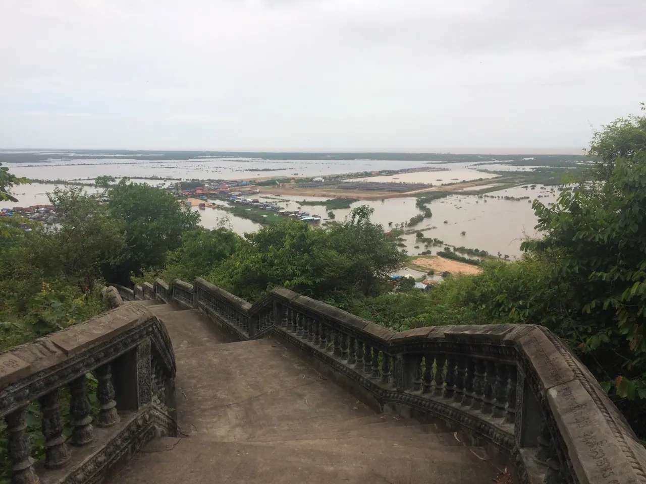 Uitzicht over het uitgestrekte Tonlé Sap-meer vanaf een heuvel