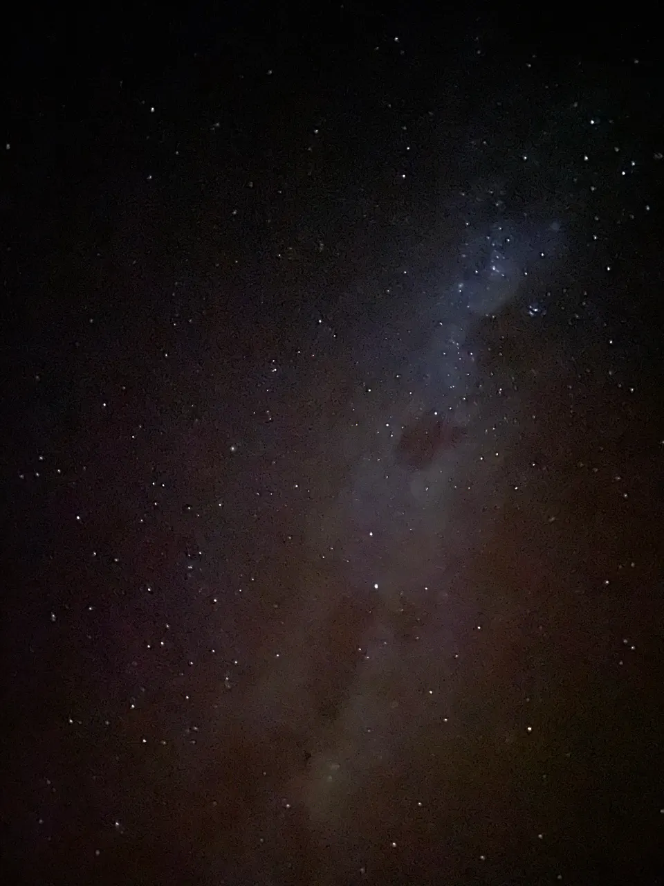 De Melkweg en duizenden sterren boven de donkere Atacama-woestijn