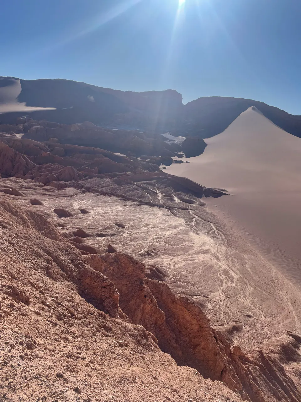 Grote zandduin en droge bergen in de Valle de la Luna in de Atacama