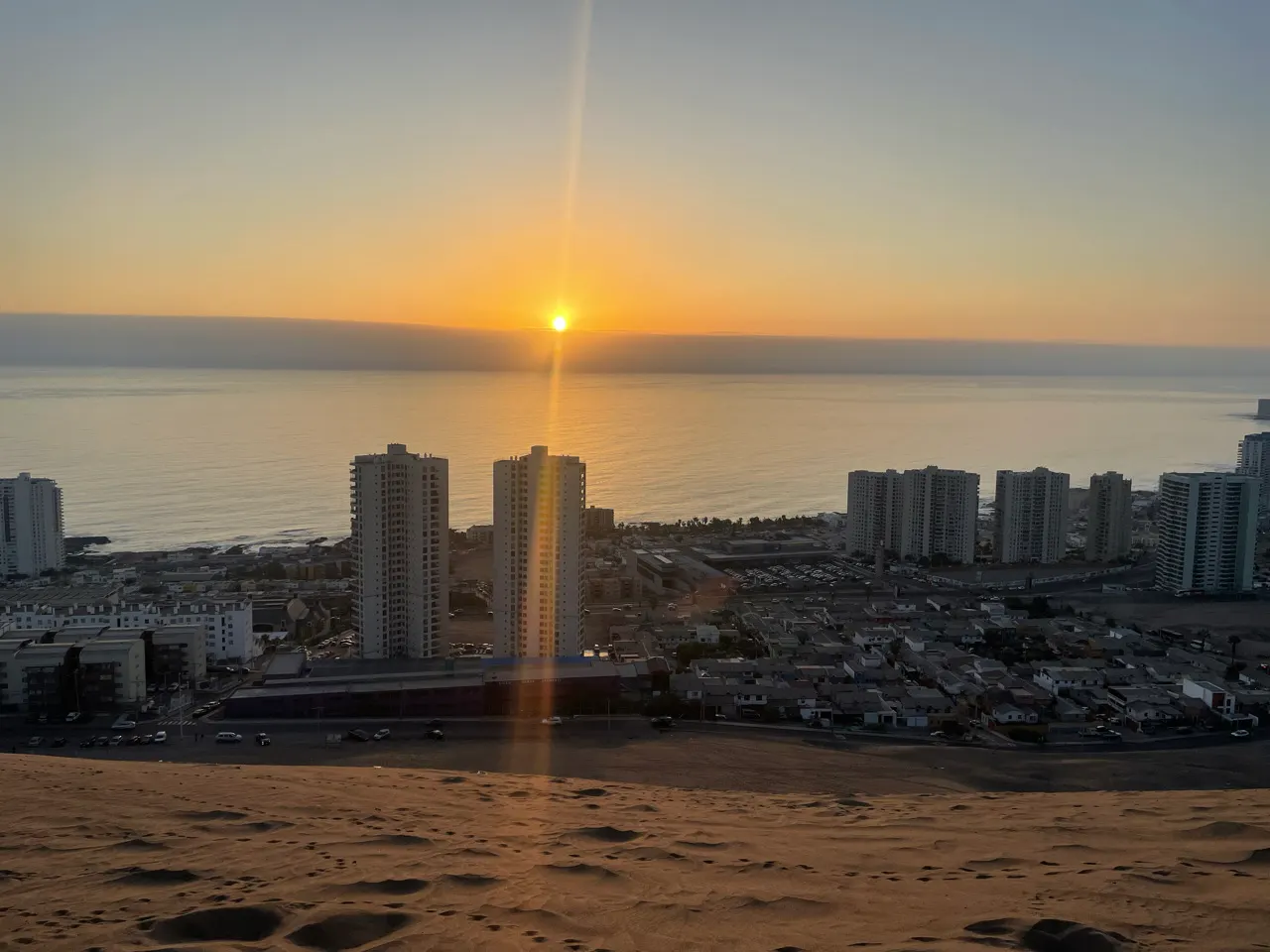Zonsondergang boven de stad Iquique gezien vanaf de zandduin Cerro Dragón