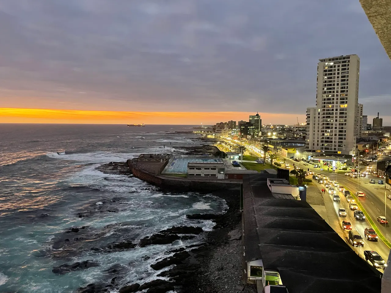 Uitzicht over de kust en stad van Iquique in het avondlicht met de oceaan