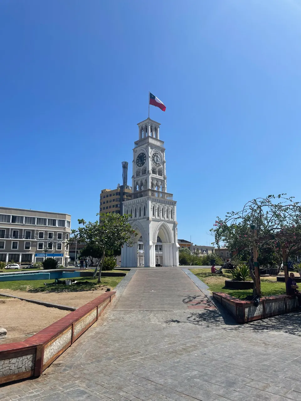 De witte klokkentoren Torre Reloj op een plein in het centrum van Iquique