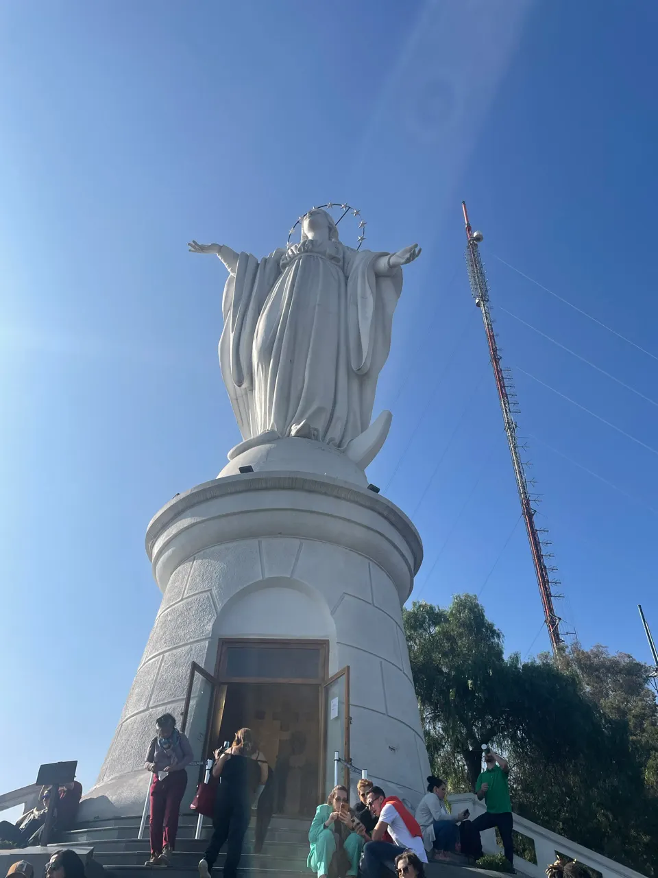 Het grote witte Mariabeeld boven op de Cerro San Cristóbal in Santiago