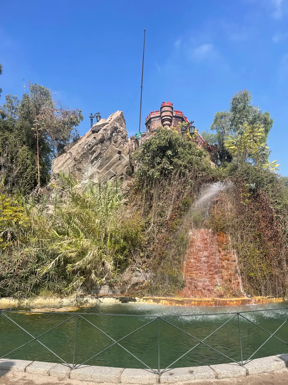De begroeide Cerro Santa Lucía met een fontein midden in Santiago