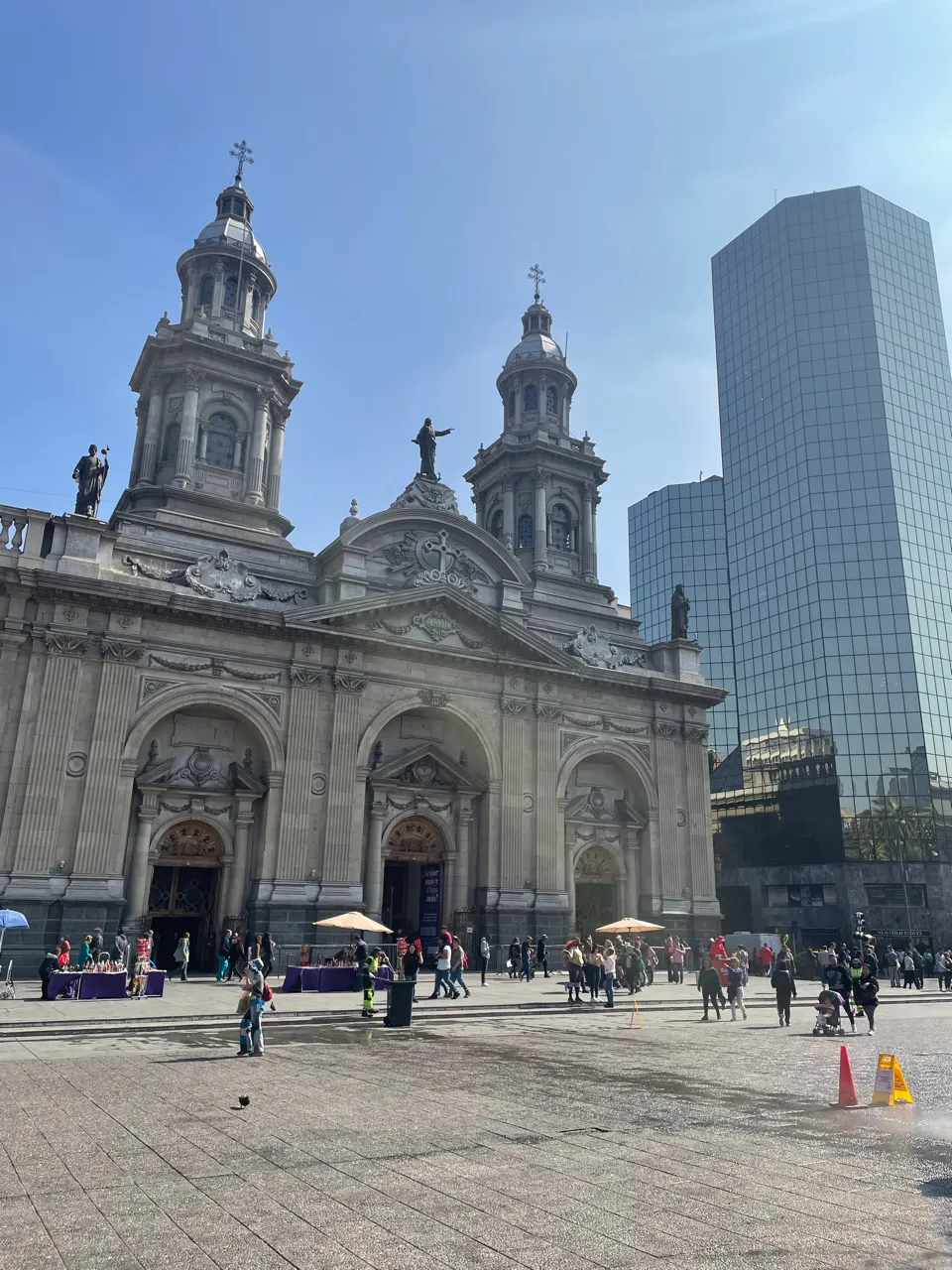De kathedraal aan het Plaza de Armas in Santiago de Chile met palmbomen en een blauwe lucht