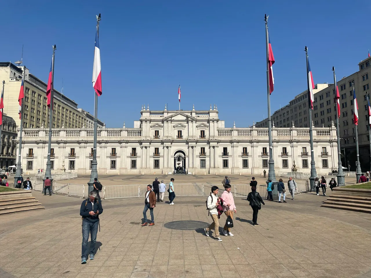 Het regeringspaleis La Moneda in Santiago met Chileense vlaggen ervoor