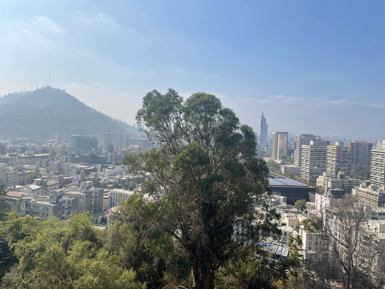 De skyline van Santiago met de besneeuwde Andes op de achtergrond