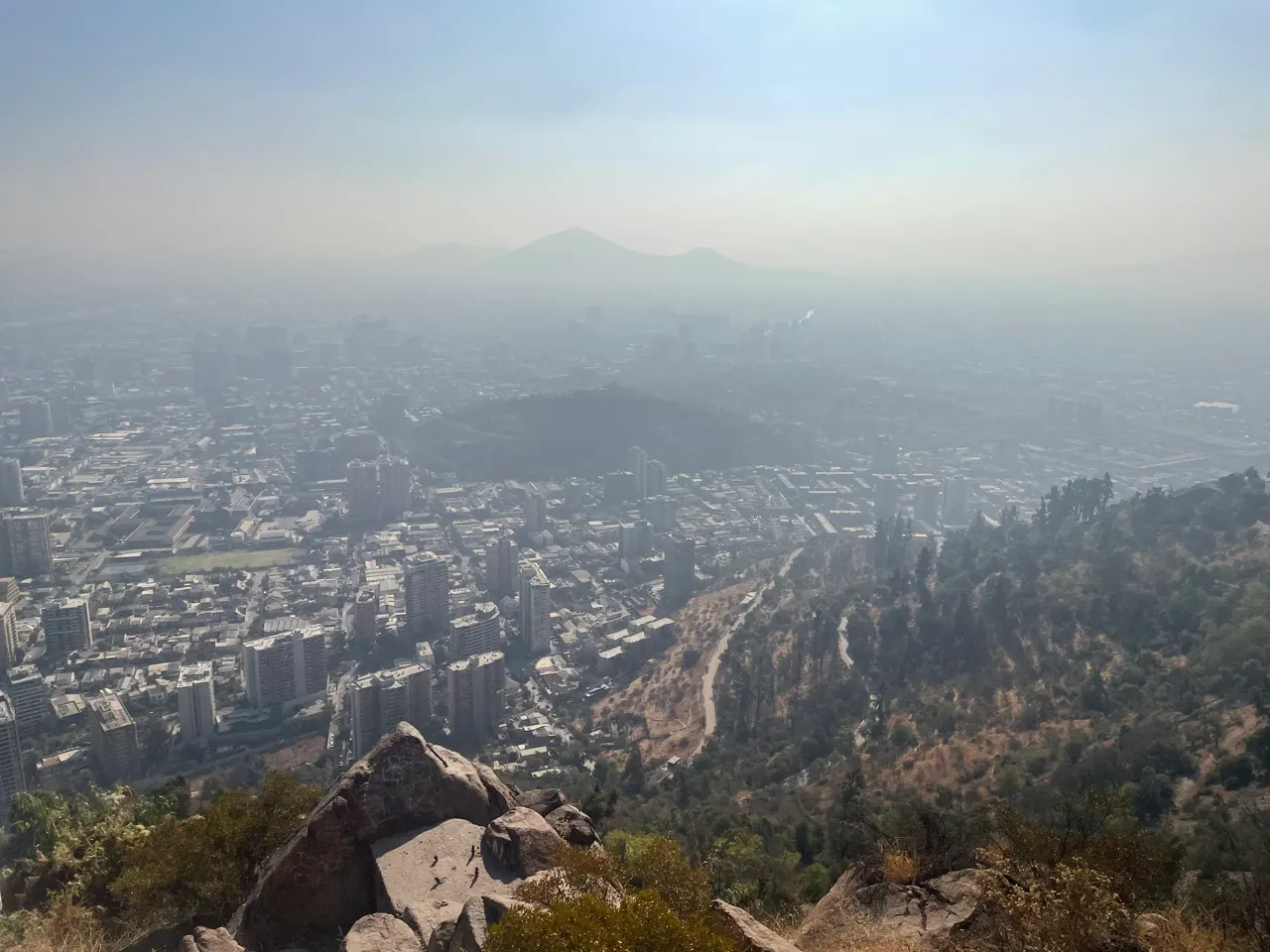 Uitzicht over Santiago vanaf de Cerro San Cristóbal met smog boven de stad