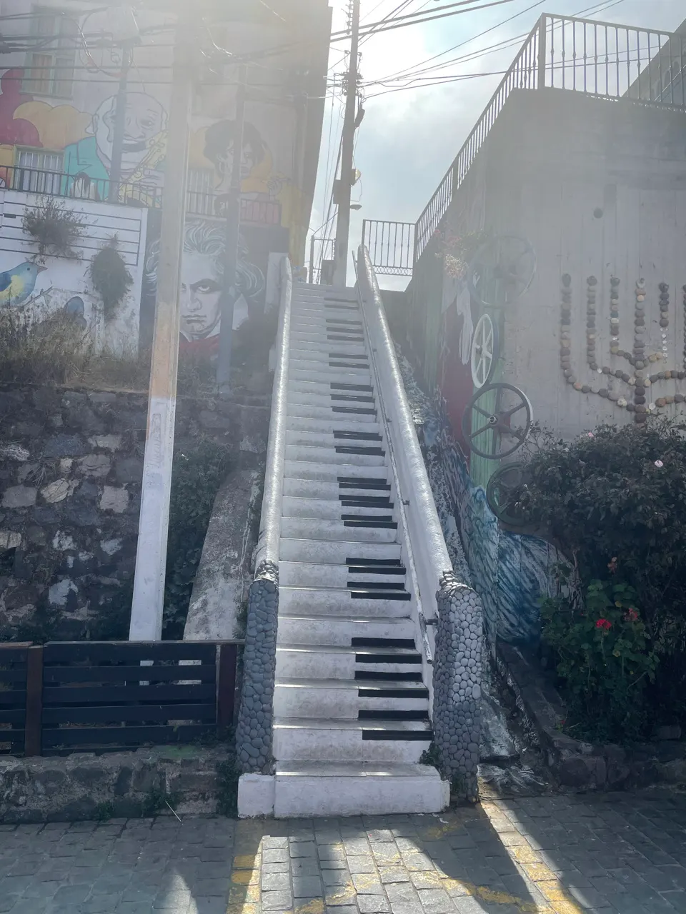 Trap beschilderd als de toetsen van een piano in Valparaíso