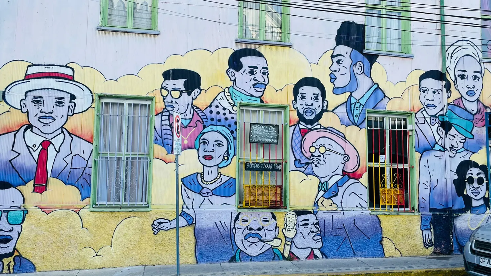 Grote kleurrijke muurschildering met figuren op een muur in Valparaíso