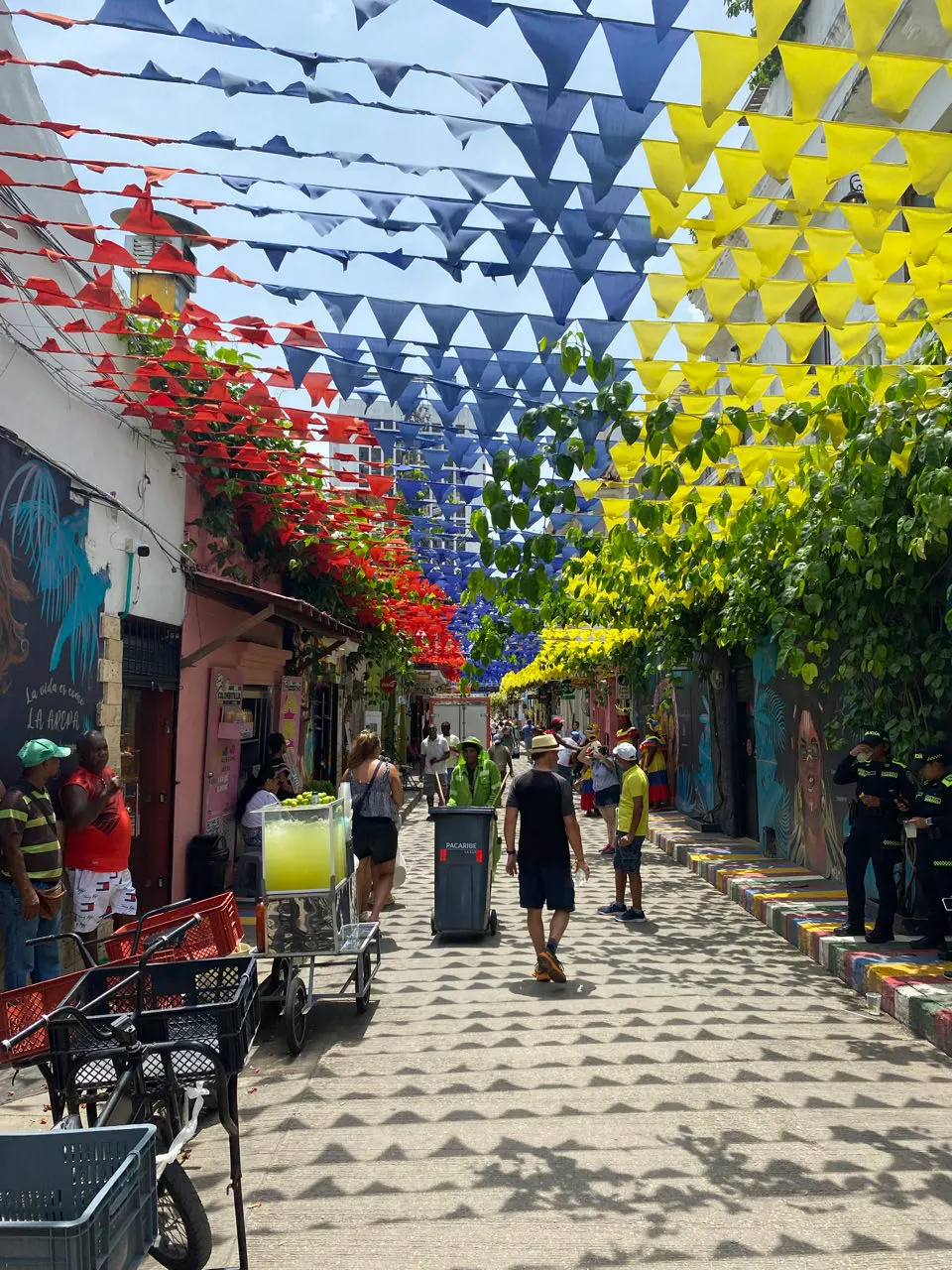 Een straat versierd met kleurrijke vlaggetjes in de wijk Getsemaní in Cartagena
