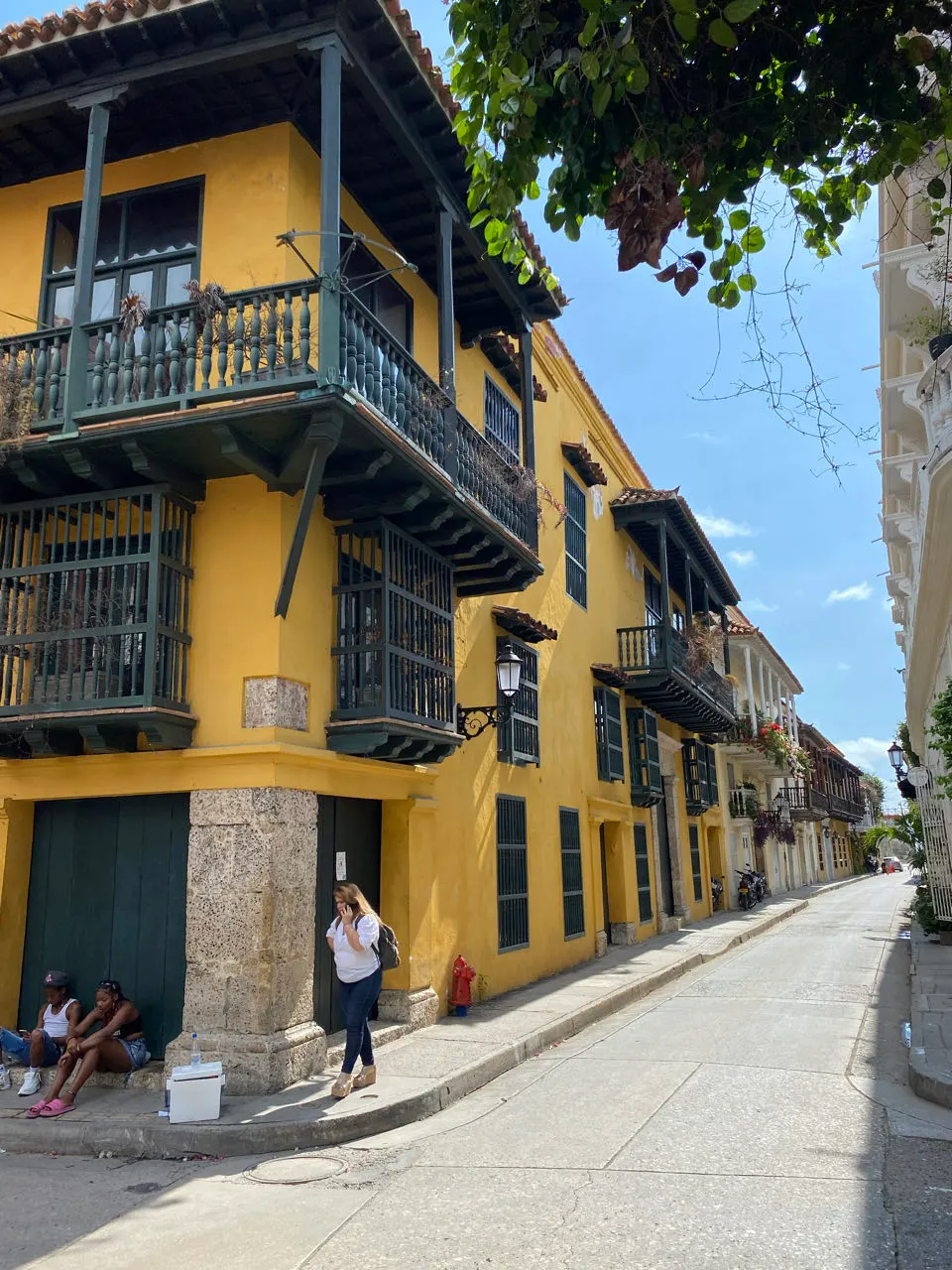 Een kleurrijke koloniale straat met gele gevels en balkonnetjes in de oude stad van Cartagena
