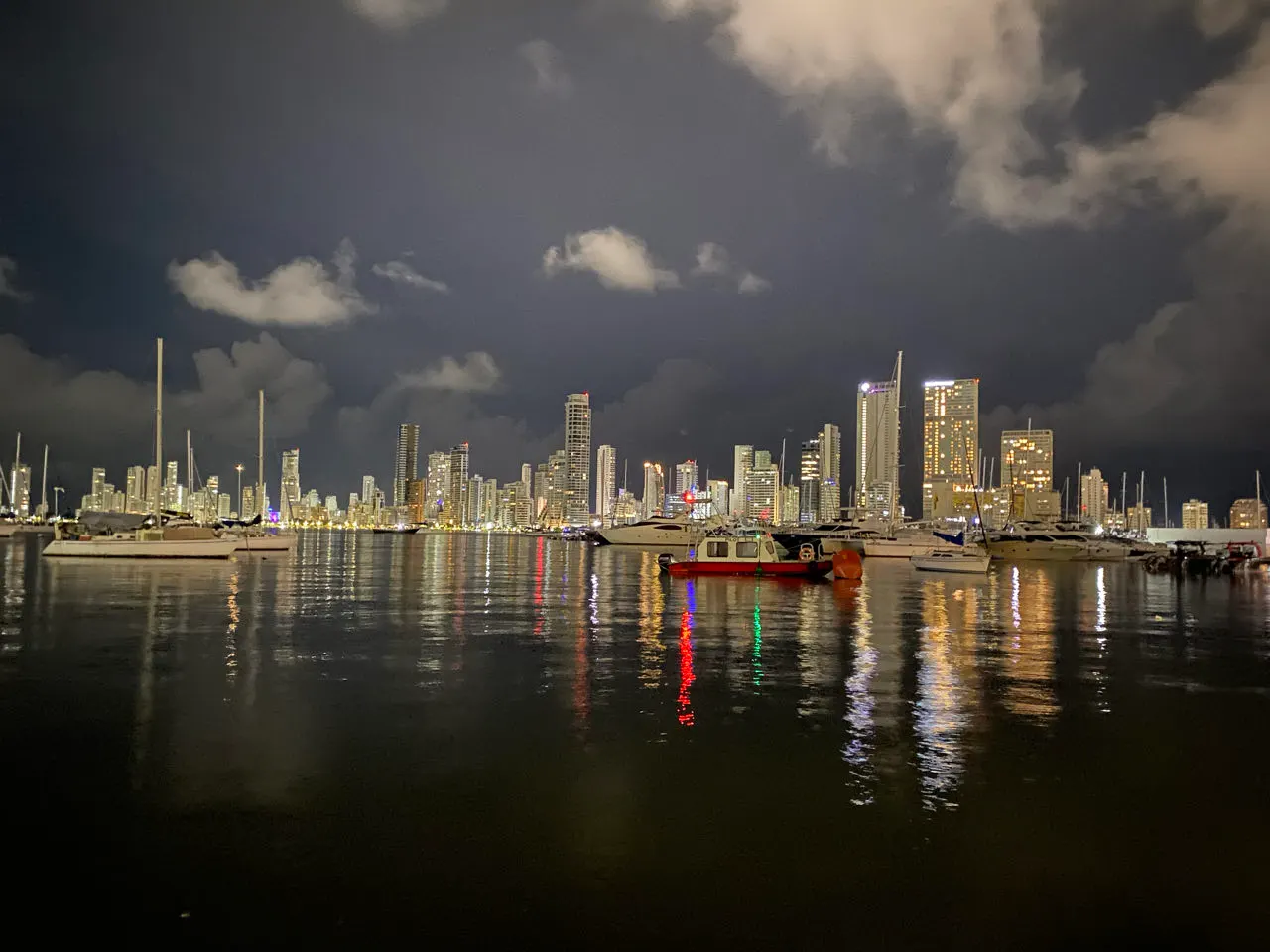 De verlichte skyline van Cartagena gezien vanaf het water in de avond