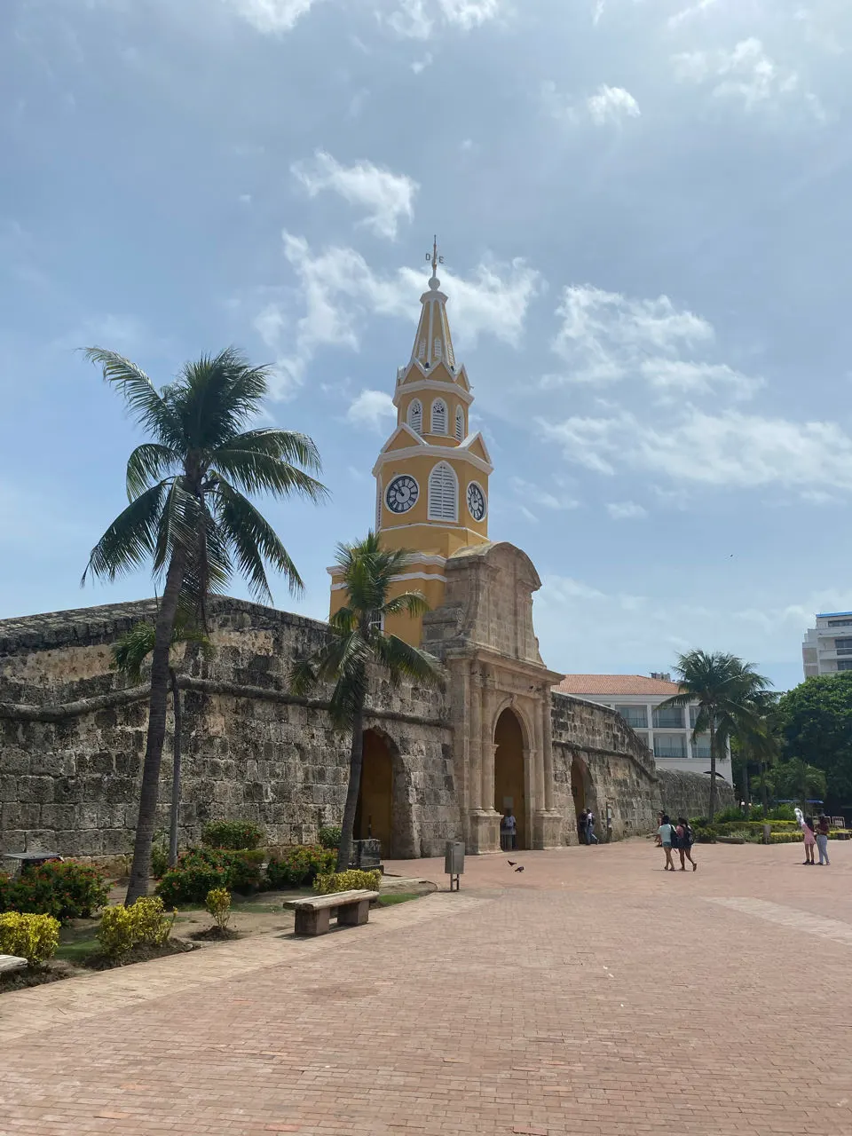 De Torre del Reloj, de klokkentoren en poort naar de oude stad van Cartagena