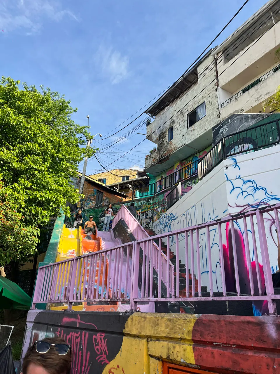 Een kleurrijk beschilderde trap met graffiti in de Comuna 13 in Medellín