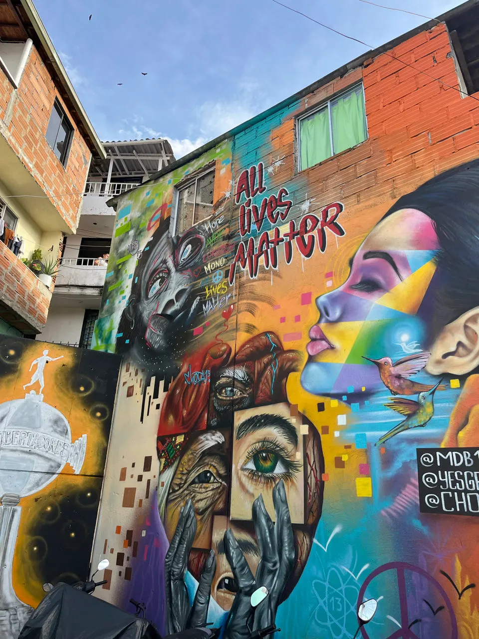 Een grote kleurrijke muurschildering in de Comuna 13 in Medellín