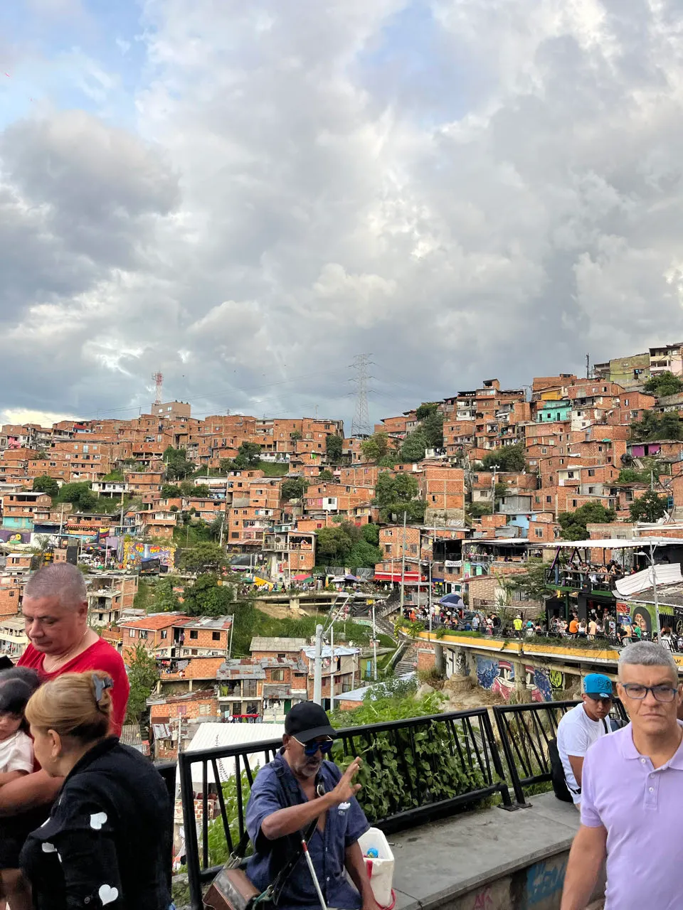 Uitzicht over de huizen op de heuvels van Comuna 13 in Medellín