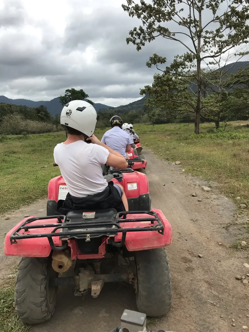 Quad rijden over een onverhard pad in het groene landschap bij de Arenal